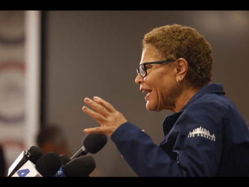 La sindaca di Los Angeles impone il coprifuoco dalle 20 alle 6