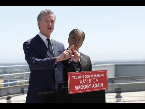 Governatore California, 'la democrazia è sotto attacco'