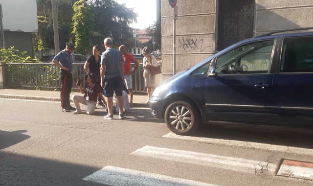 Donna investita e ciclista a terra: traffico in tilt a Saronno