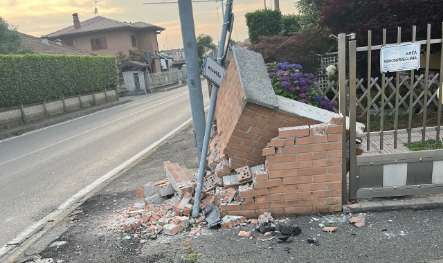 I danni provocati al muretto della palazzina