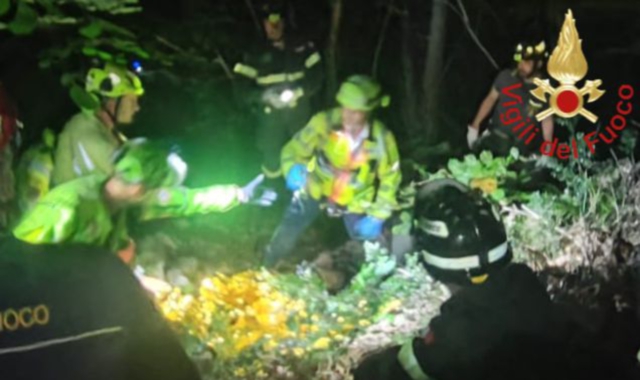 I vigili del fuoco hanno soccorso il 43enne caduto nel dirupo
