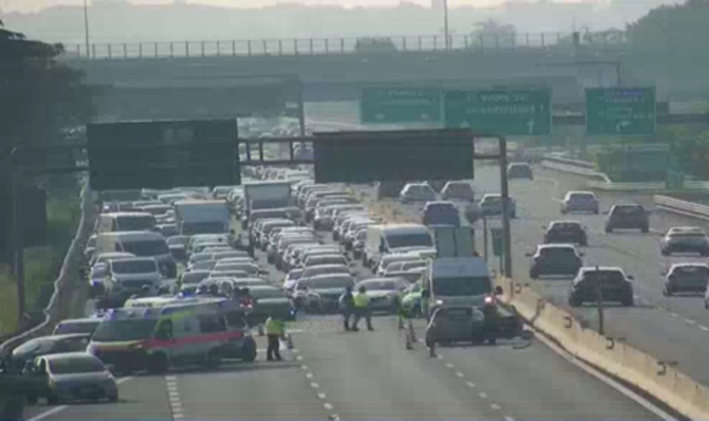 L’incidente e i soccorsi sul posto (webcam Autostrade per l’Italia)