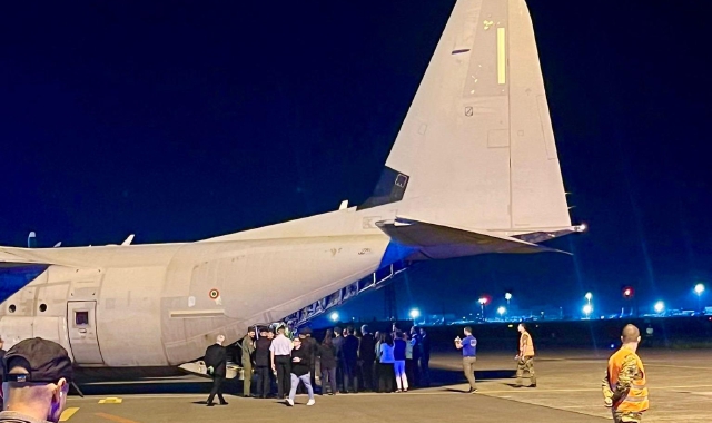L’arrivo a Linate dell’aereo con i pazienti da Gaza  (foto Blitz)