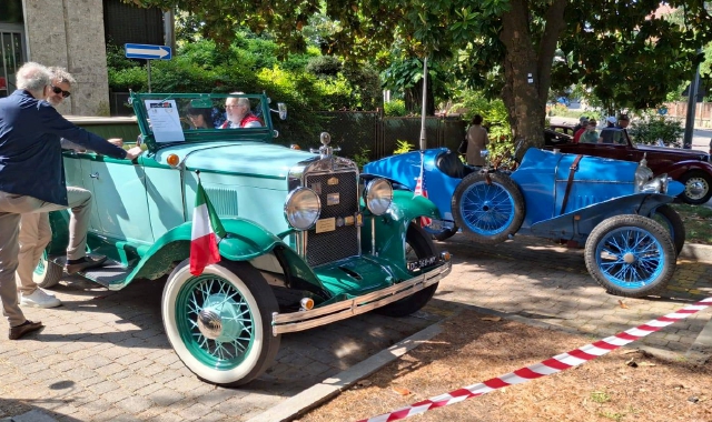 Gavirate, pit stop e aperitivo: auto storiche sul lungolago