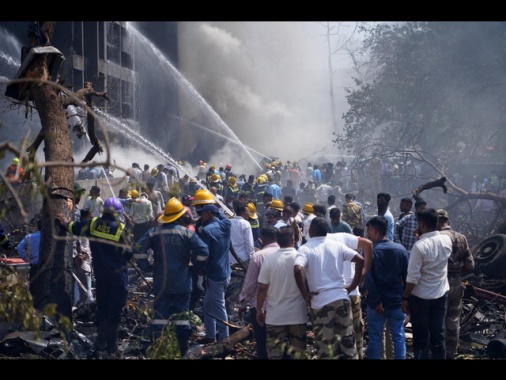 Aereo cade in India, Carlo e Camilla 'disperatamente scioccati'