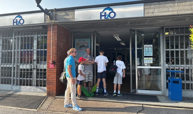 L’esterno della piscina Moriggia che verrà rinnovata da settembre