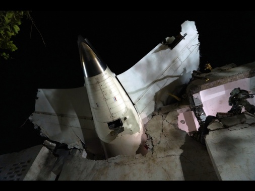 Aereo caduto in India, stima dei morti sale oltre 300