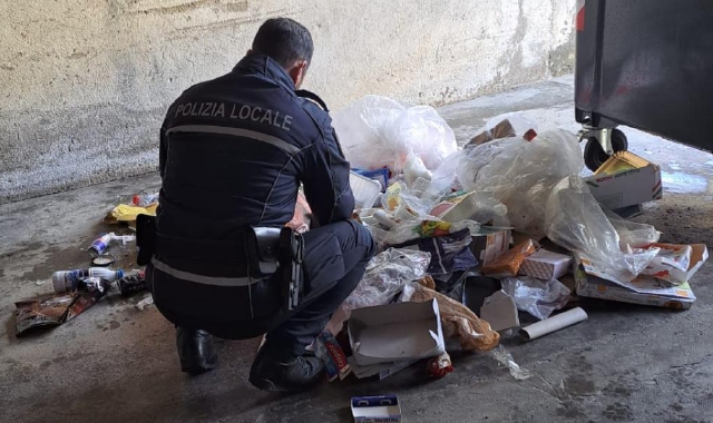 Abbandonano i rifiuti del ristorante, multe per 5mila euro