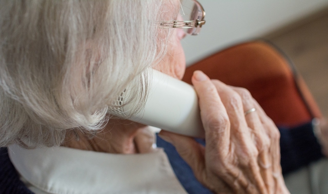 La banda  contattava le vittime al telefono e poi passava nelle loro case per ritirare soldi e gioielli. Solo uno dei cinque colpi è andato a segno