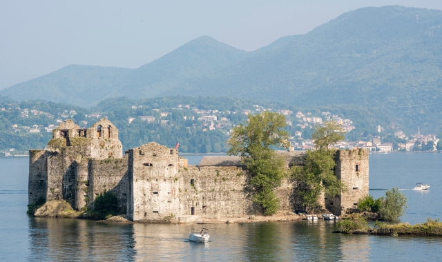 Grande emozione all’inaugurazione di ieri con 25 sindaci e la famiglia Borromeo, proprietaria dei Castelli