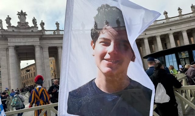 Una delle bandiere con il volto di Carlo Acutis sventolate da un gruppo di ragazzi provenienti dalla Germania in occasione dei funerali di papa Francesco (foto Maria Elena Marsico/RED)