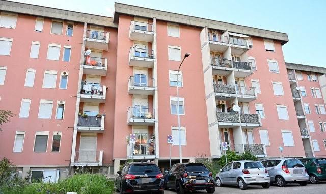 In via Valverde, a maggio, erano intervenuti i vigili del fuoco per il guasto di un ascensore (foto Blitz)