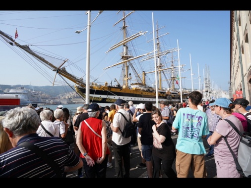 Selfie e sorrisi,l'abbraccio di Genova all'Amerigo Vespucci