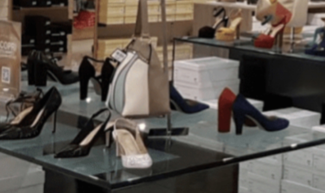 Mette le scarpe e scappa: arrestata alle Corti