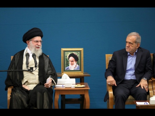 Media, raid Israele nell'area della residenza di Khamenei