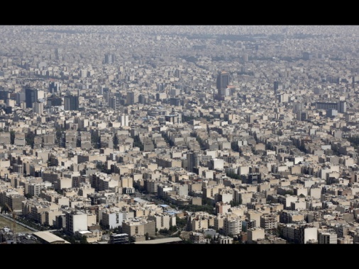 Forti esplosioni a Teheran, fumo vicino all'aeroporto