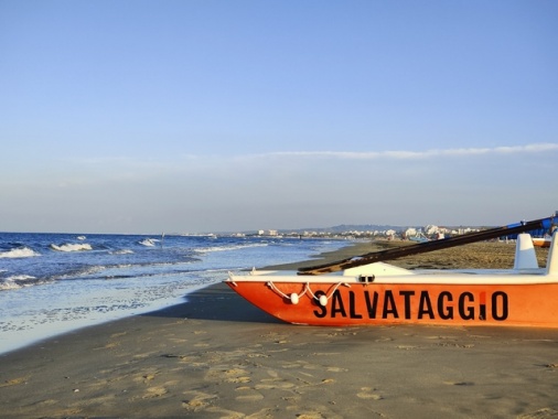 Giovane salva due persone in mare nel Ferrarese e muore