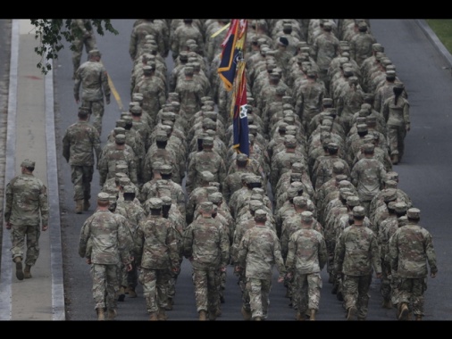 Trump alla parata per i 250 anni dell'esercito con Melania