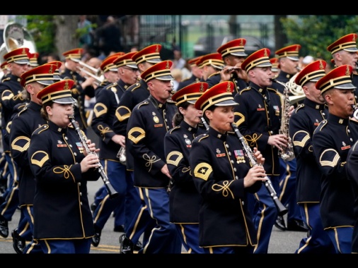 Trump ringrazia l'esercito, tensioni alle proteste