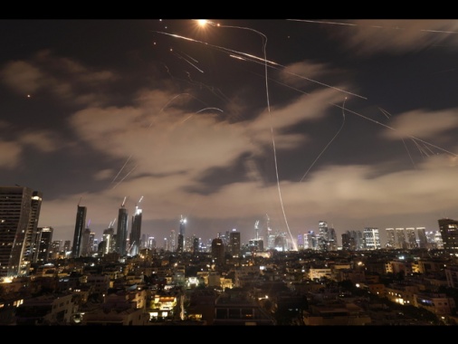 Notte di attacchi iraniani in Israele, 8 morti e 200 feriti