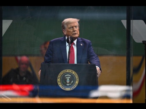 Trump, colpiremo Iran con tutta la forza se ci attaccasse