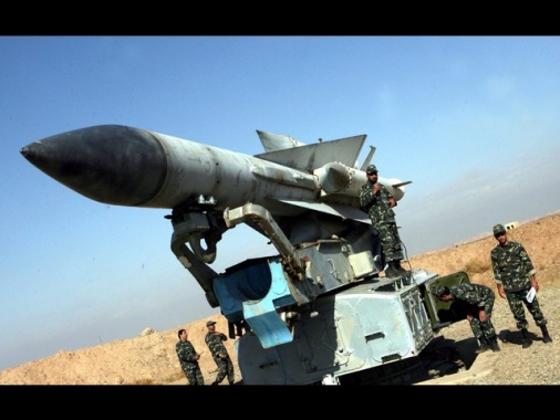 Idf a iraniani, 'evacuate le zone vicine ai siti militari'