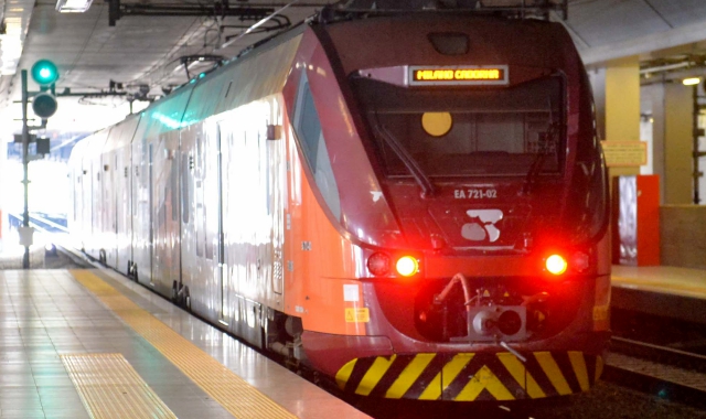 Attraversa i binari per raggiungere gli amici, travolto da un treno per Malpensa