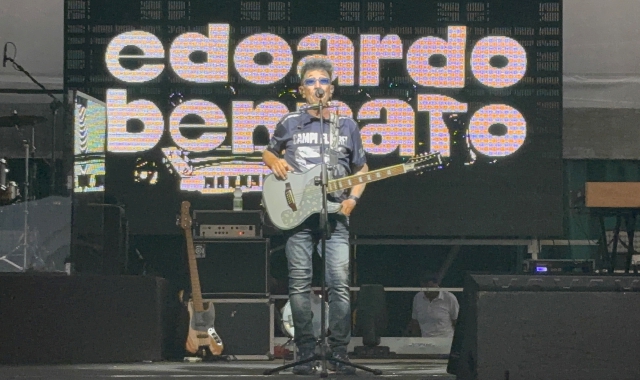 Edoardo Bennato sul palco a Fagnano Olona
