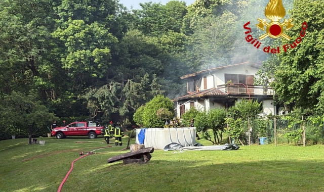 L’intervento dei vigili del fuoco nella villetta a Cocquio