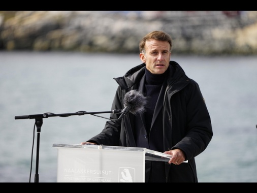 Macron in Groenlandia sfida Donald Trump