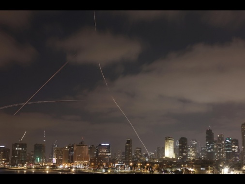 Nuovo attacco iraniano, forti esplosioni a Tel Aviv