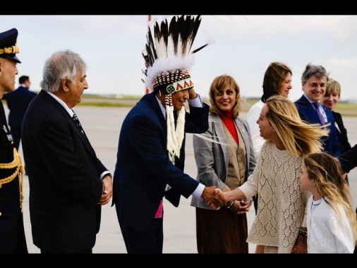 Incontro fra Meloni, Macron, Merz, Starmer e Carney verso G7