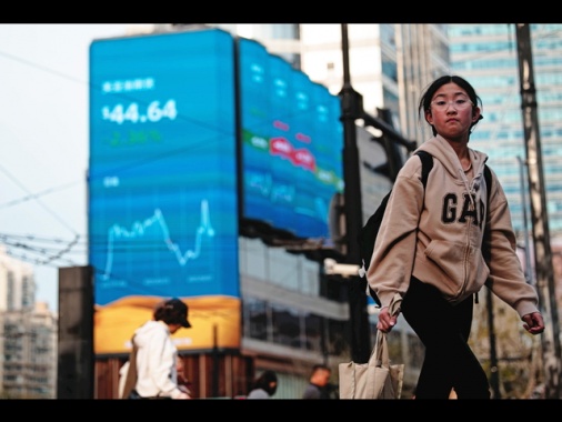 Borsa: Shanghai chiude a +0,35%, Shenzhen a +0,59%