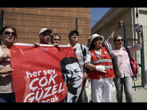 Applausi e cori in aula per l'ex sindaco di Istanbul