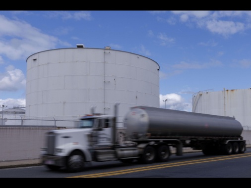 Il petrolio in calo a New York, -2,07% a 71,48 dollari