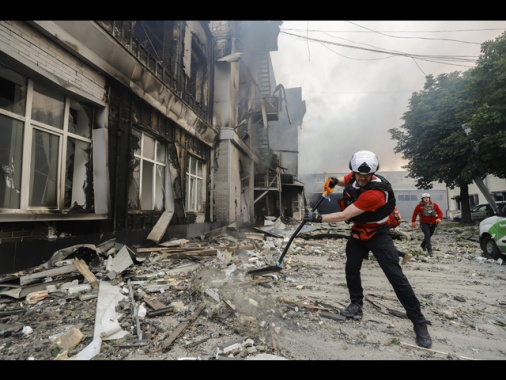 Attacchi russi su Kiev provocano 14 morti