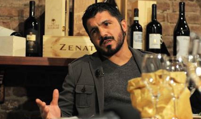 In alto Rino Gattuso con l’ex ciclista Ivan Basso e  il vicepresidente del Milan Club di Cassano, Virgilio RivaA lato nel suo ristorante La Posteria San Rocco a Gallarate