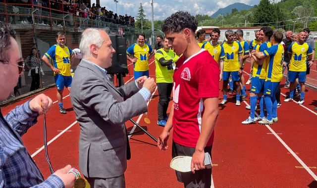 Amine, il premio e i palloncini lanciati dai compagni