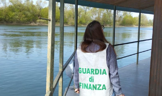 Casa galleggiante abusiva, proprietari multati per 85.000 euro