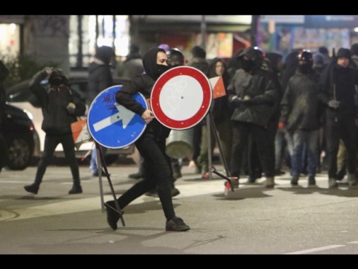 Scontri a corteo per Cospito, dieci condanne a Milano