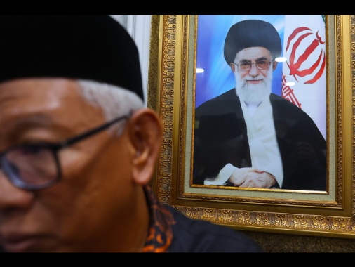 Media, 'Khamenei trasferisce i poteri esecutivi ai pasdaran'