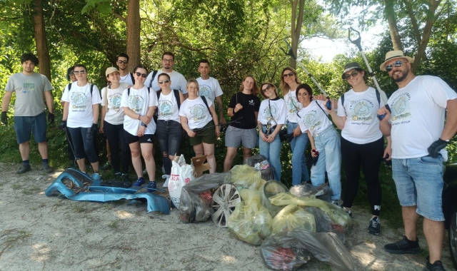 I volontari e parte del materiale raccolto