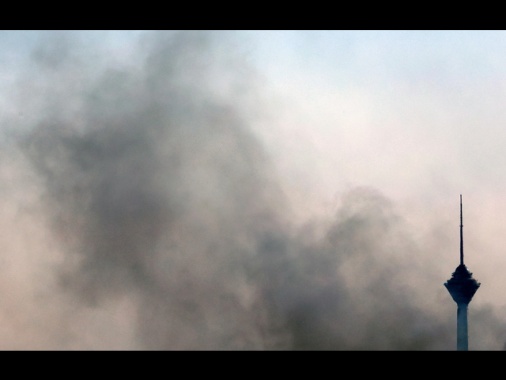 Israele lancia nuovi raid sull'Iran, esplosioni a Teheran