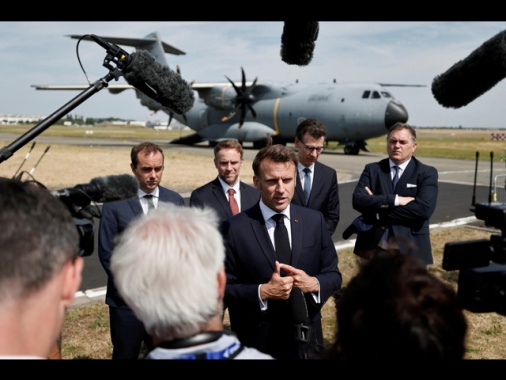 Macron a Israele, cessi raid su infrastrutture civili Iran