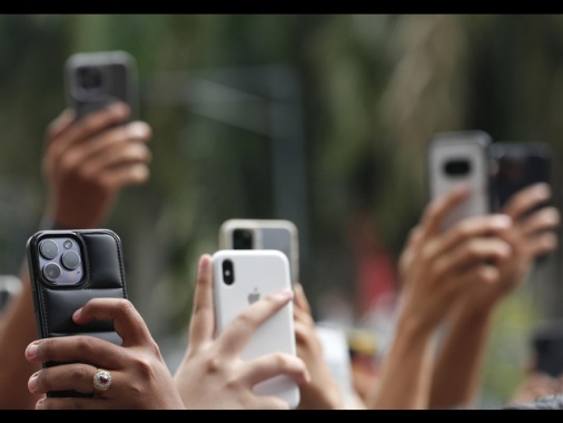 Ue, 'da oggi etichetta energetica obbligatoria per smartphone'