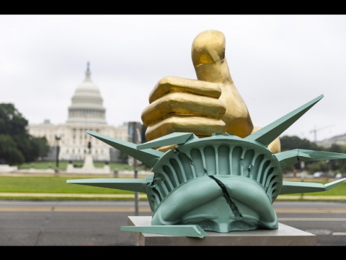 Davanti al Capitol una scultura anti Trump, 'Dictator approved'