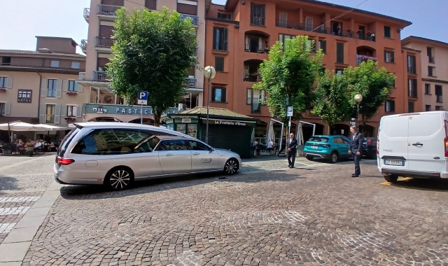 A Sesto l'addio allo storico giornalaio: il feretro davanti all’edicola