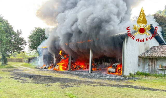 Capannone agricolo in fiamme, distrutti due mezzi