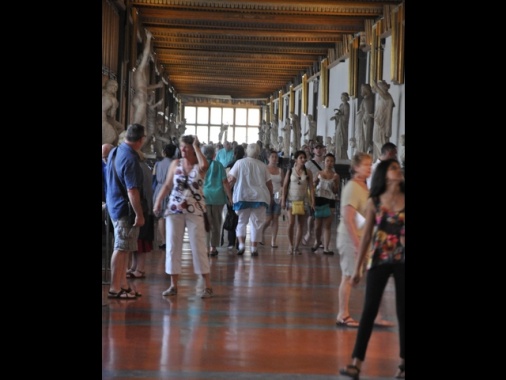 Per fare selfie urta quadro agli Uffizi,'lievi danni' tela