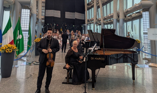 A Palazzo Lombardia si sono esibiti Davide Domenico Alogna al violino e Svetlana Berezhnaya al pianoforte